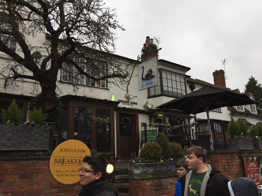 The actors that come to Stratford-upon-Avon almost always drink beer in this pub.