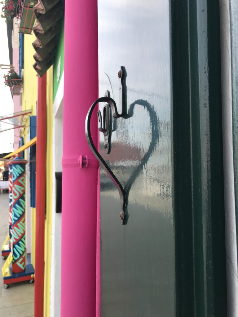 Burano fills my heart with joy. Nina found this heart formation on a window ❤️