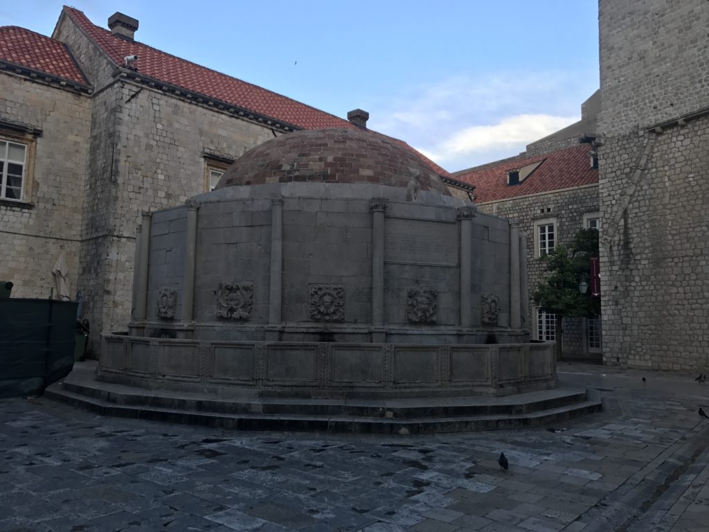 The well of Dubrovnik is an important landmark for centuries and it's also the start of the walk on the wall. 