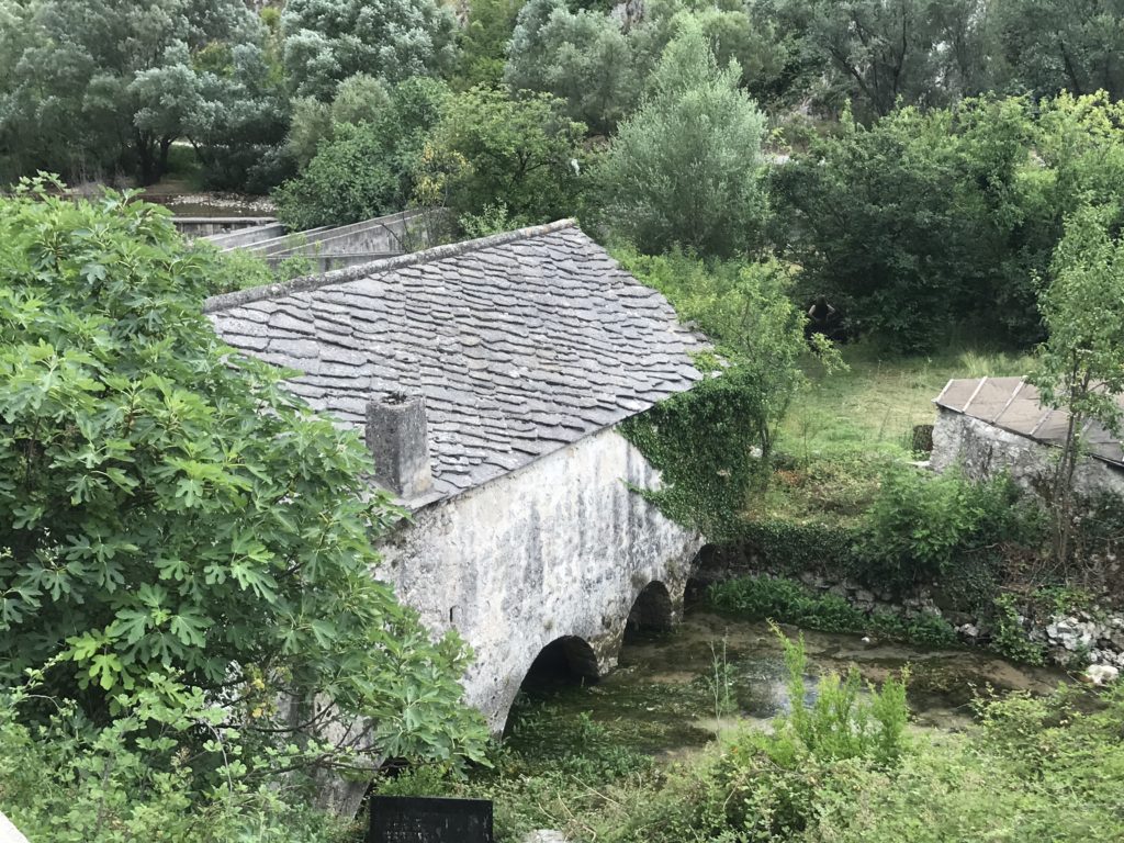 What looks like a typical house with the classic stone slabs roof, really isn't. Rather it's an old mill over the Buna river. 