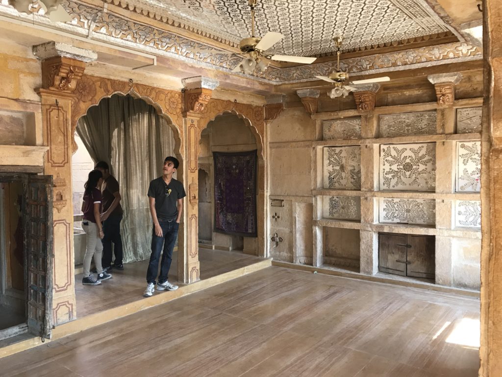 The rooftop has more built up structures than other Havelis. Possibly the more important parties happened in this haveli. 