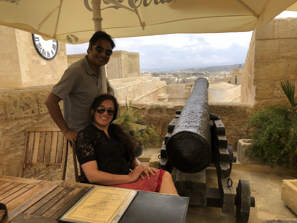 A cosy spot for us at the edge of the Gozo Ċittadella Wall, in Café San Martin. 