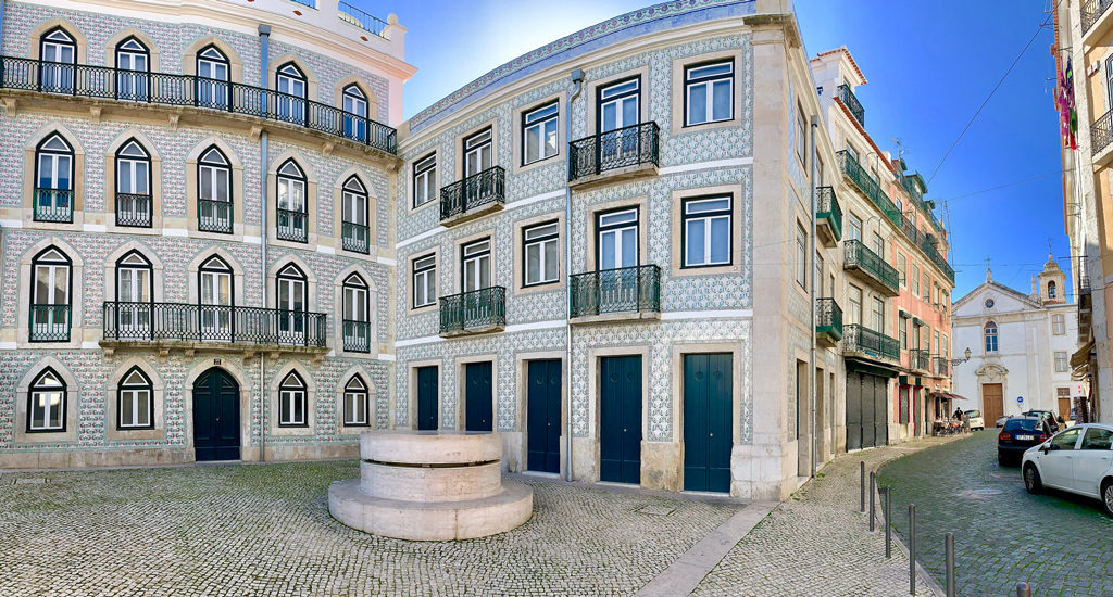 A small largo with a beautify well and tiled apartment in Alfama, Lisbon