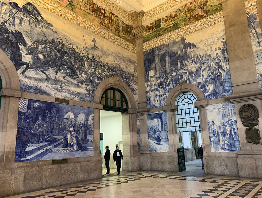 A corner of São Bento train station in Porto