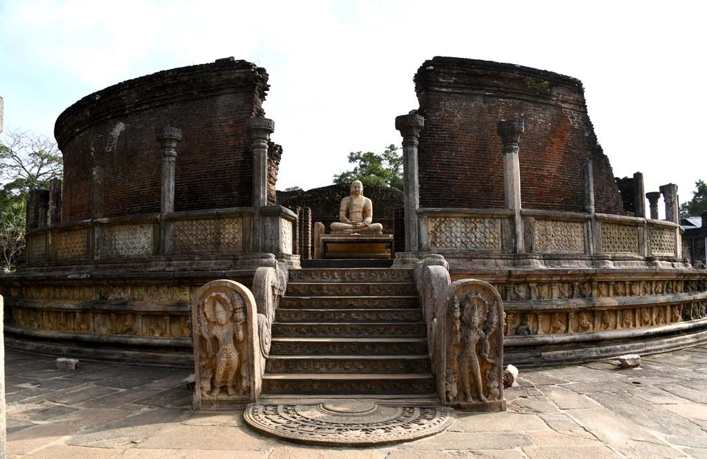 Polonnaruwa Vatadage with 4 entrances each guarded by stone figures