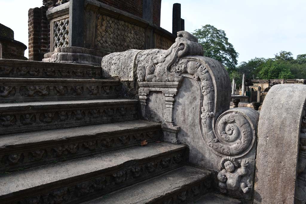 Polonnaruwa Ulagalla stories of dragons, elephants, tigers and exotic animals from distant lands