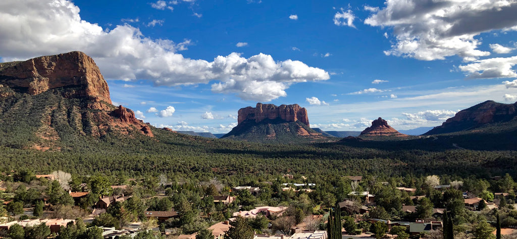 Chapel of the Holy Cross in Sedona is surrounded by vast plains and the red rocks of Arizona as far as the eyes can see.