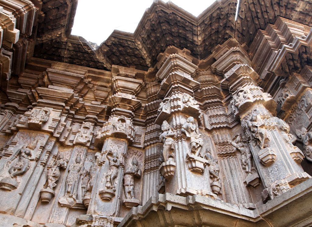 A 'jangha' on the Southern side of the Kopeshwar temple near Kohlapur.