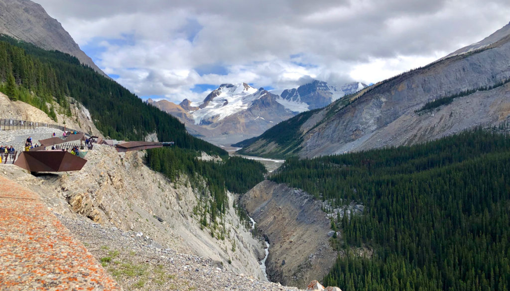 Walk to the Columbia Icefield Skywalk