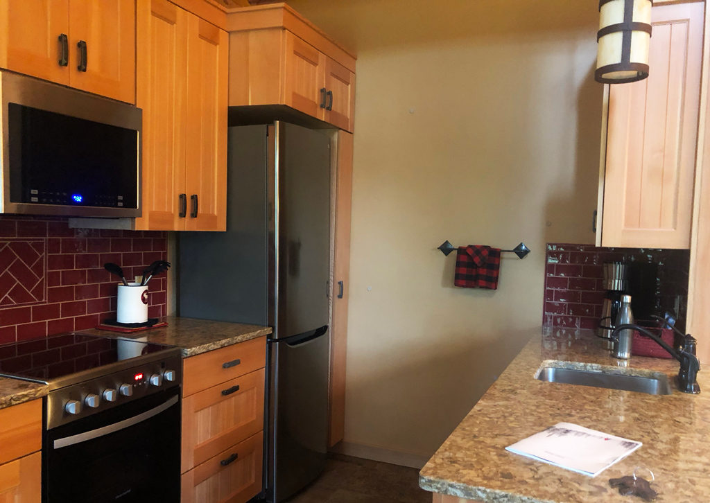 A fully equipped kitchen in Alpine village cabin in Jasper 