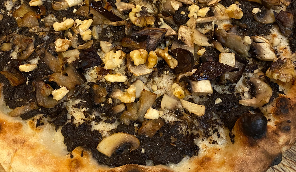 Mushroom pizza with truffle sauce at Don Kilo in L'Eixample 