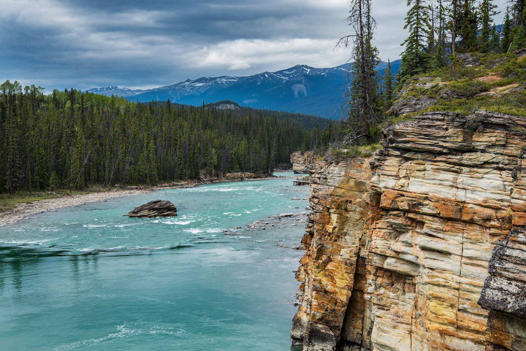 Athabasca Falls in Jasper NP, Alberta. One of the best things to see in Jasper National Park.