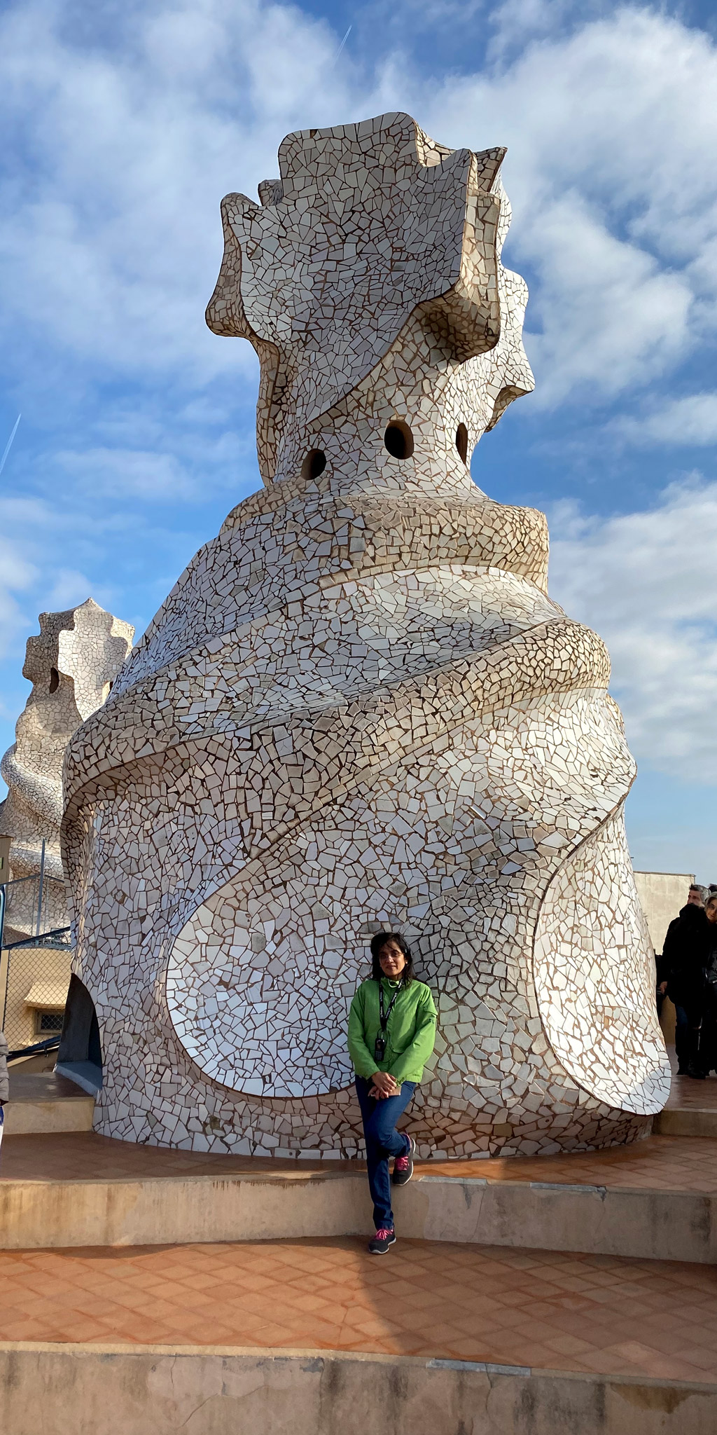 Four of the six stairs in La Pedrera are covered with trencadís. Two of them made with recycled, monochrome stone, marble or ceramic. Other two are covered with lime and plaster.