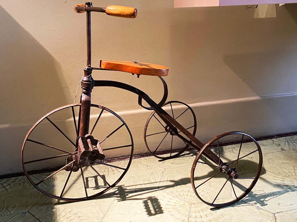 Even the kids tricycle were crafted beautifully from wood and metal. Nothing less would suffice for the children that live in the house designed by Gaudi.