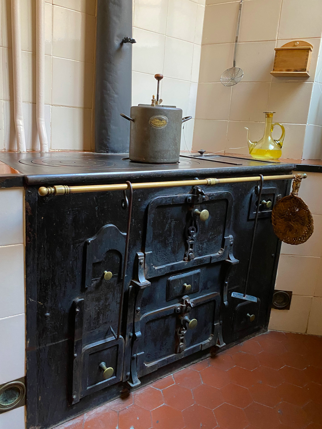 A full size oven in the kitchen of Casa Míla apartment in Barcelona.