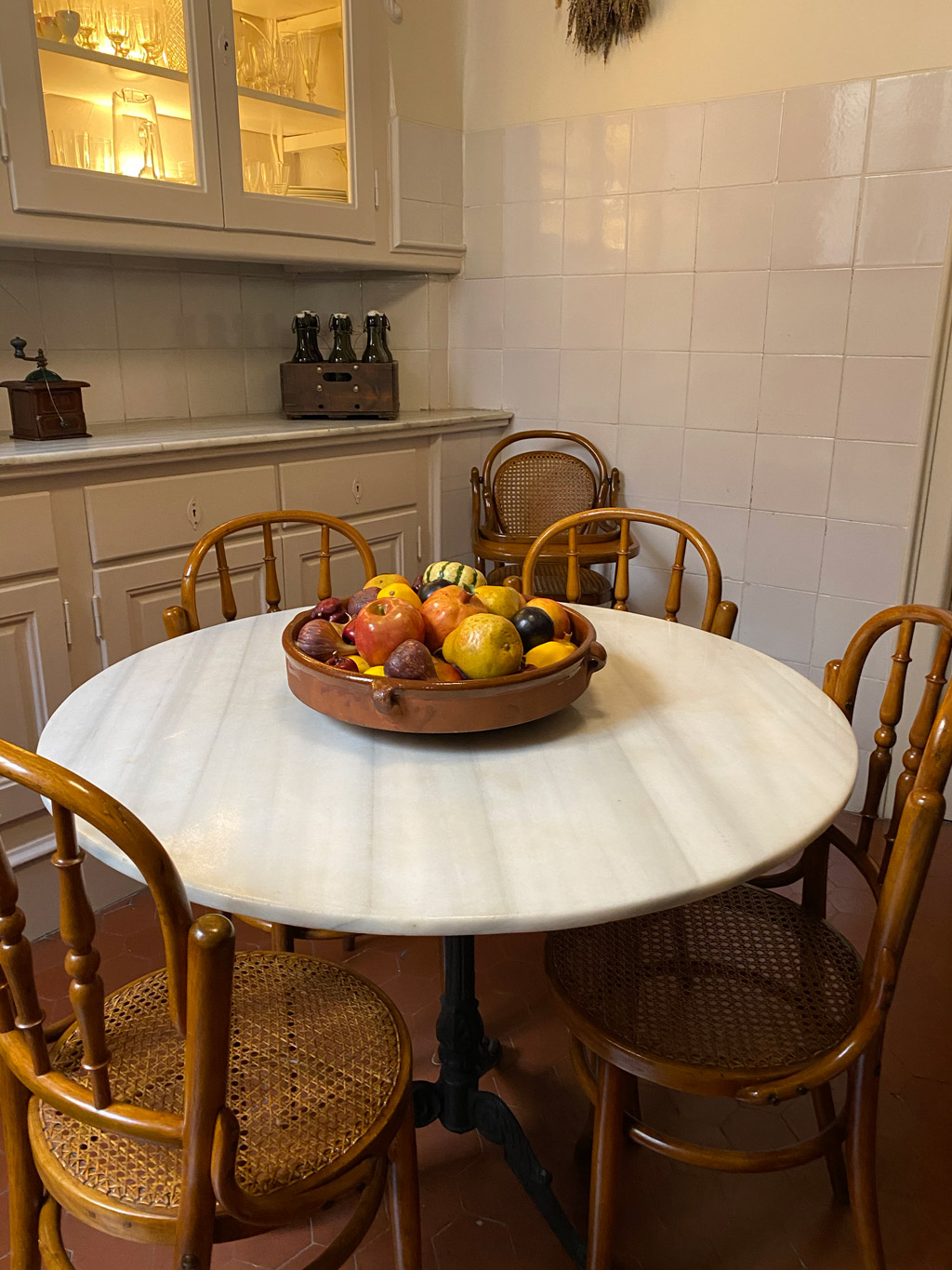 Children and family dining in the comfort of the kitchen in the Casa Míla apartment in Barcelona