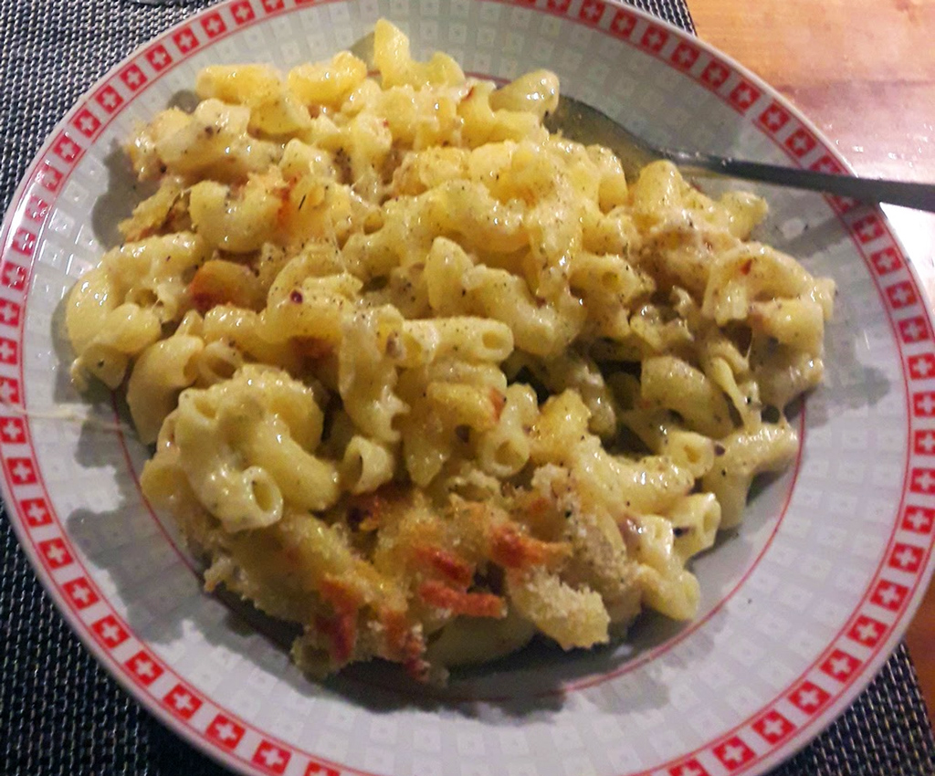 Alpen Macaroni, a traditional vegetarian Switzerland food.