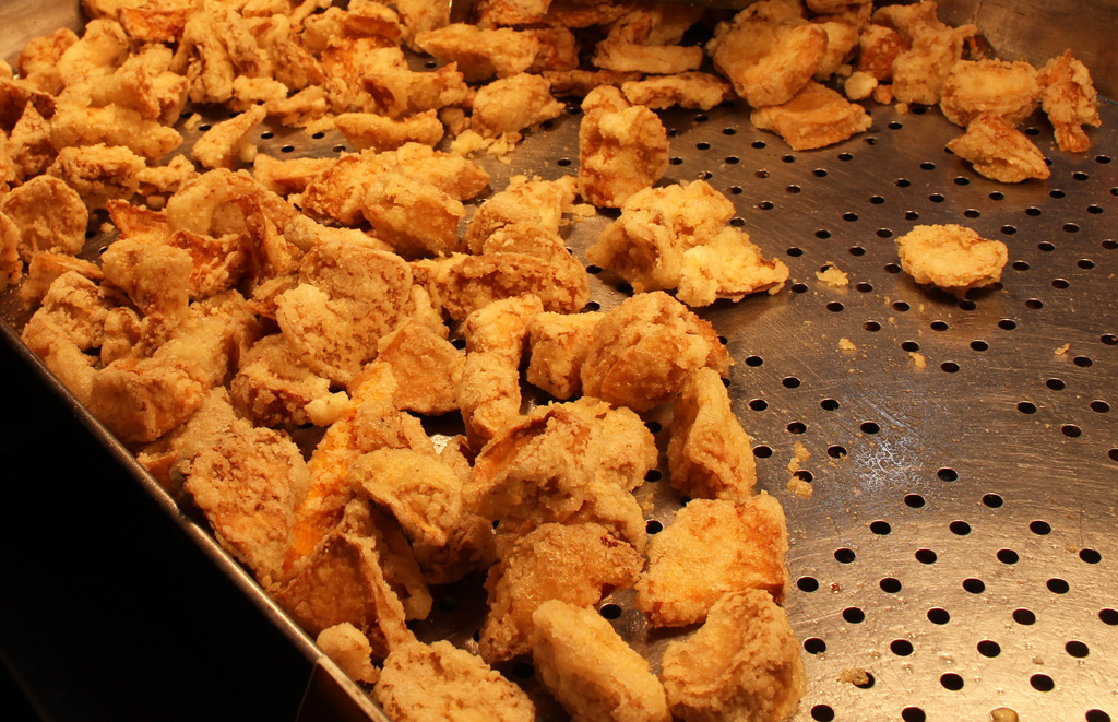 Fried king trumpet mushrooms in Taiwan's night food stalls