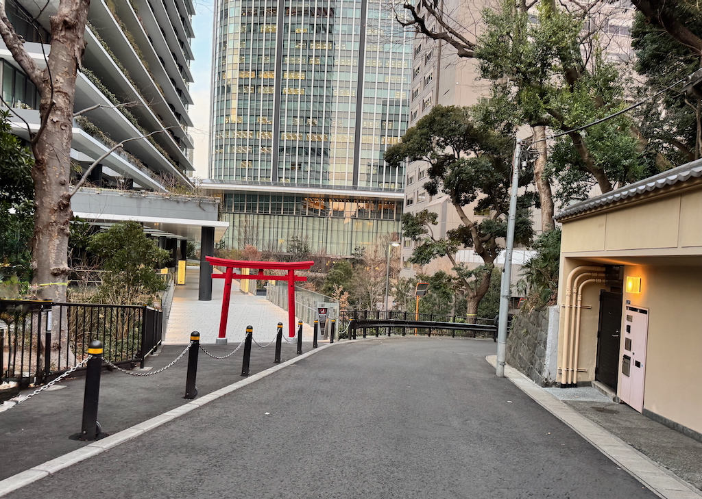 Road and pedestrian access to Atago Jinja from Toranomon Hills Residence 