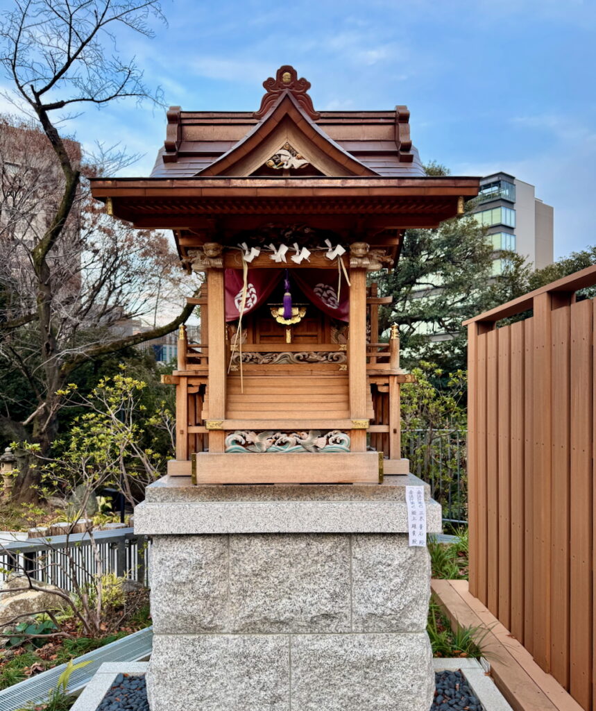 Benzaiten-sha at Atago Shrine in Tokyo. Also known as Ichikishima hime, Seoritsu Hime, Saraswati.