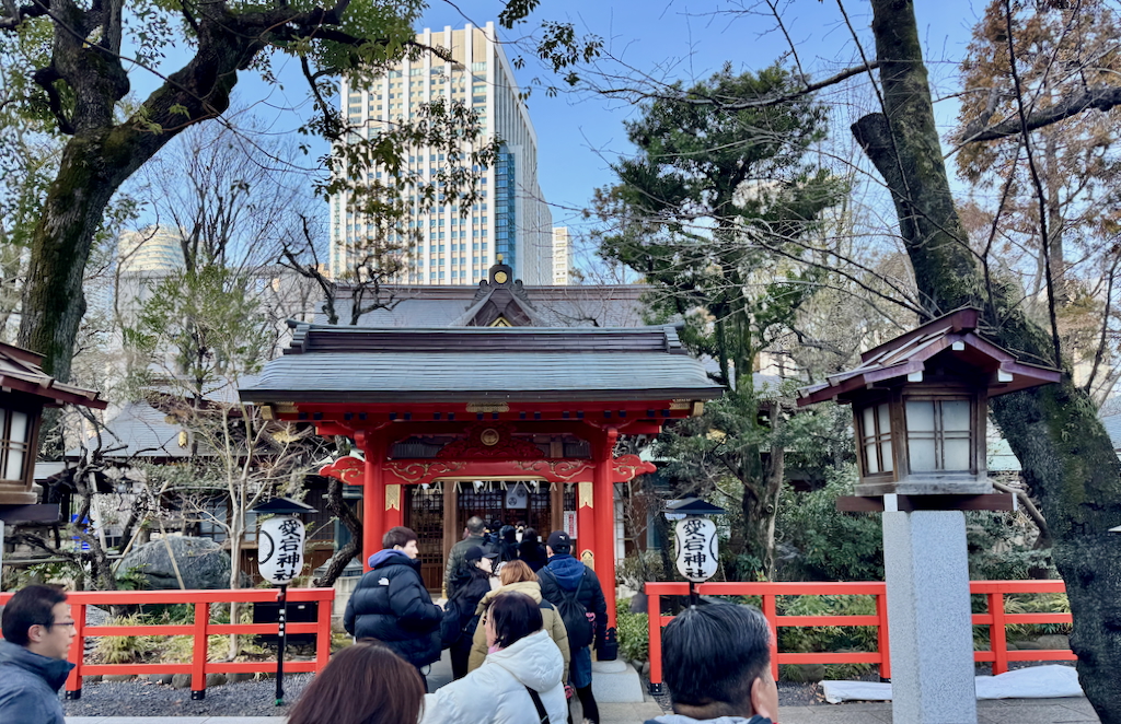 Weekend busy times at Atago Jinja are as orderly as expected in Japan