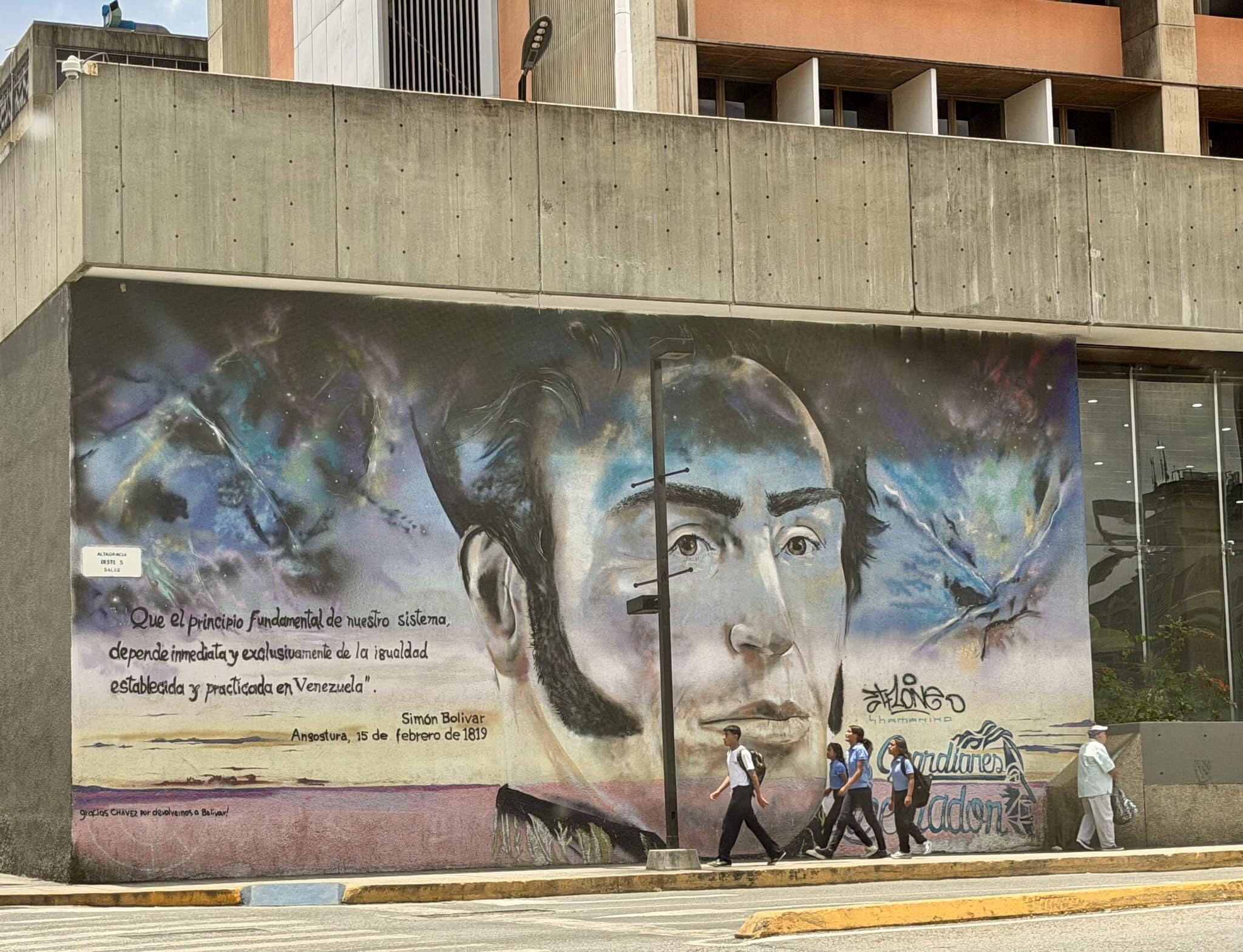 Large Caracas street mural of Simon Bolivar with Spanish quote from Angostura 1819