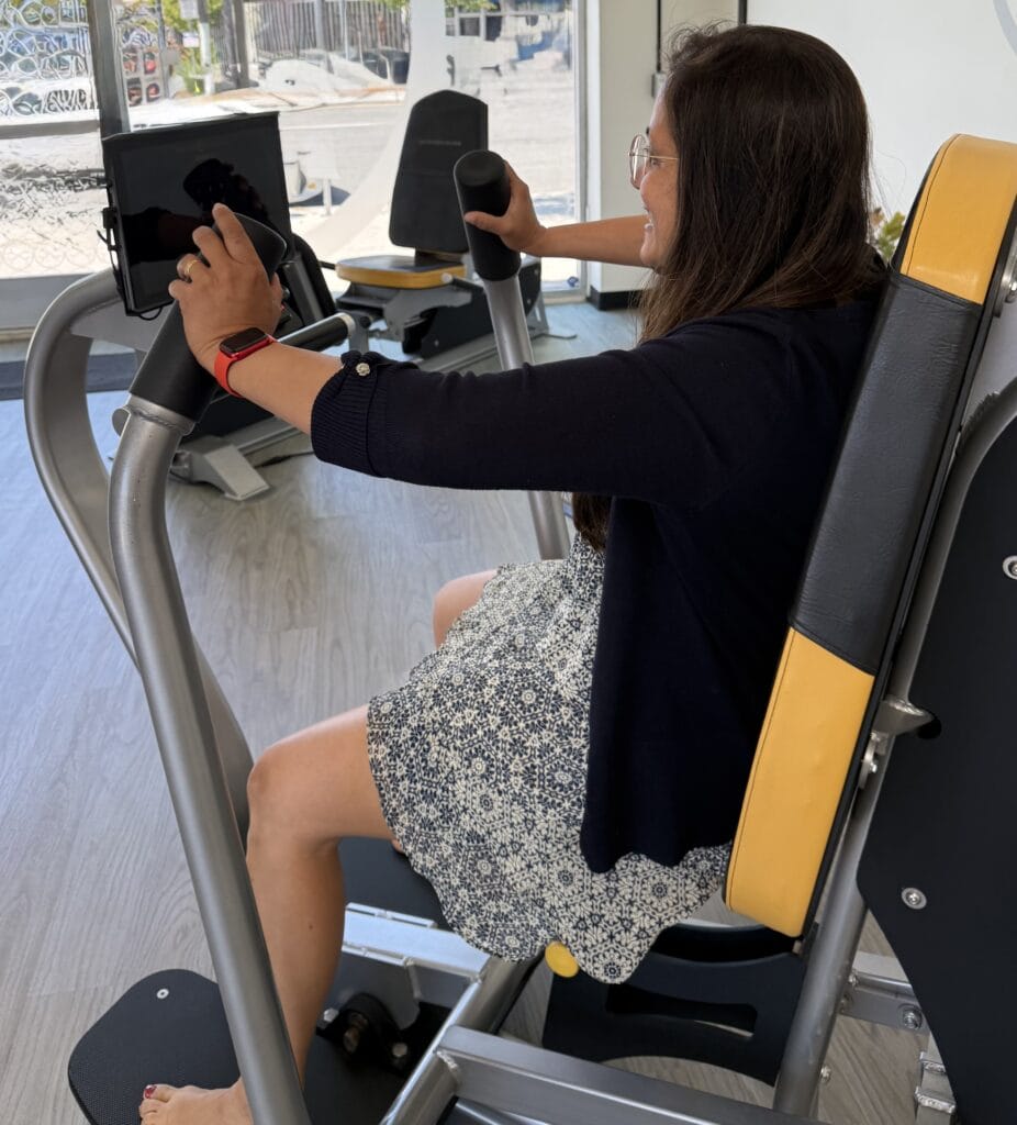 Using an Osteostrong upper body machine for push out